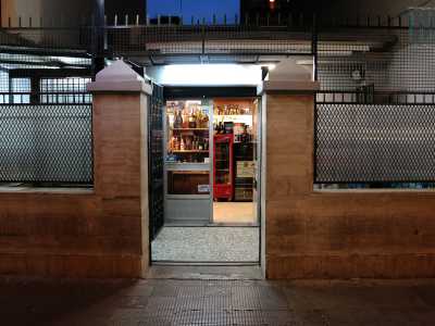 Nascosta dietro due muretti e un piccolo atrio troviamo l'enoteca Valerio